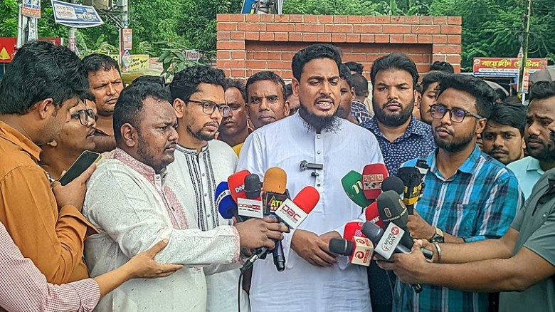 ক্ষমতা হস্তান্তরের মধ্য দিয়ে উপদেষ্টাদের দায়মুক্তি সম্ভব নয়: আখতার হোসেন