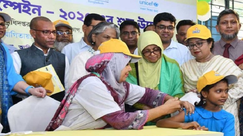 সচেতনতা আর টিকাদানেই টাইফয়েড রোগ নিয়ন্ত্রণ করা সম্ভব বলে জানিয়েছেন স্বাস্থ্য ও পরিবার কল্যাণ উপদেষ্টা নূরজাহান বেগম। রোববার (১২ অক্টোবর) সকালে রাজধানীর আজিমপুরে স্যার সলিমুল্লাহ মুসলিম এতিমখানা কেন্দ্রে টাইফয়েডের টিকাদান কার্যক্রম উদ্বোধন অনুষ্ঠানে এই কথা জানান তিনি।