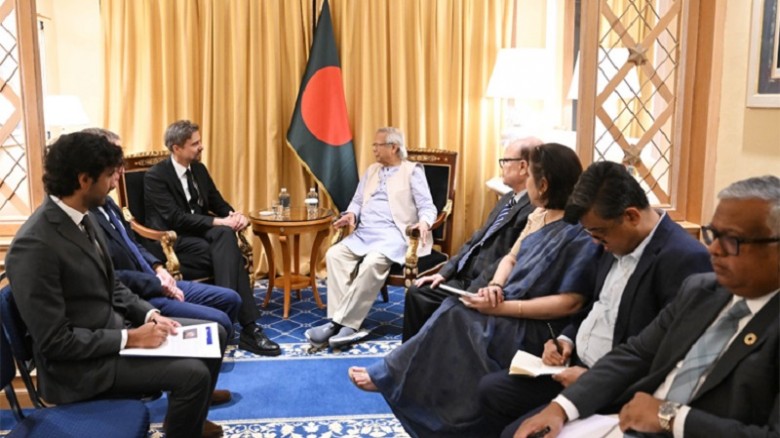 প্রধান উপদেষ্টা অধ্যাপক মুহাম্মদ ইউনূস রোববার ইতালির রোমে ওয়ার্ল্ড ফুড ফোরামের ইভেন্টের ফাঁকে আইএফএডির প্রেসিডেন্ট আলভারো লারিওর সঙ্গে বৈঠক করেন। ছবি: প্রধান উপদেষ্টার প্রেস উইং