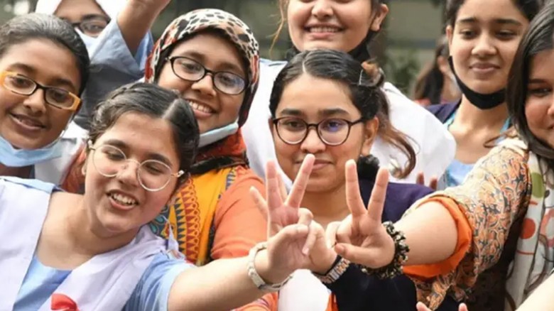 এইচএসসিতে জিপিএ-৫ পেলেন ৬৯ হাজার ৯৭ জন