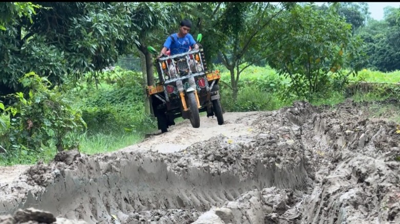 হেমায়েতপুরের ১০ গ্রামের কৃষকের দুঃখ সাড়ে তিন কিলোমিটার সড়ক
