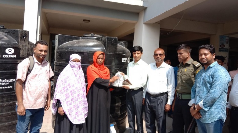 কয়রায় সুপেয় পানির আধার ট্যাংকি বিতরণ