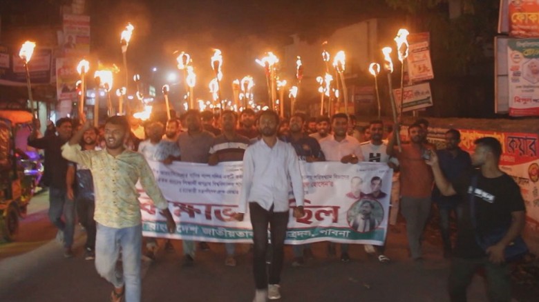 জবি ছাত্রদল নেতা জুবায়েদ হত্যার প্রতিবাদে পাবনায় মশাল মিছিল