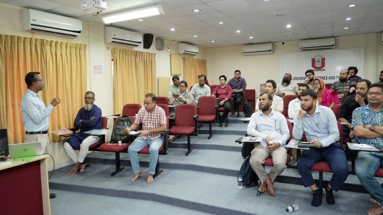 বিশ্ববিদ্যালয়ের ভার্চুয়াল ক্লাস রুমে প্রশিক্ষণ কর্মশালায় অংশ নেন হিট প্রজেক্টে গবেষণা প্রকল্প জমাদানকারী শিক্ষকরা। বুধবার পাবনা বিজ্ঞান ও প্রযুক্তি বিশ্ববিদ্যালয়ে।