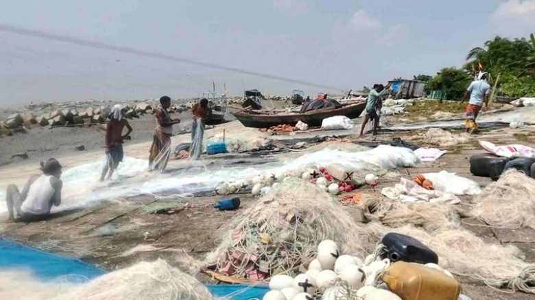ইলিশ শিকারে ২২ দিনের নিষেধাজ্ঞা শেষ হচ্ছে আজ, প্রস্তুত জেলেরা