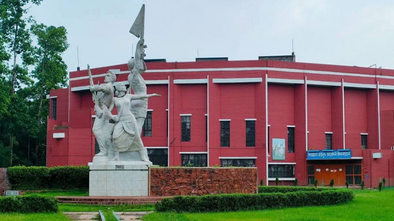 সহপাঠীদের গোপন ছবি তুলে সিনিয়র ভাইকে পাঠান বাকৃবি ...