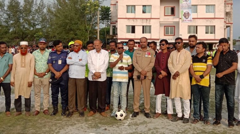 কয়রায় ফুটবল টুনামেন্টে মিনিষ্টার শো রুম বিজয়ী