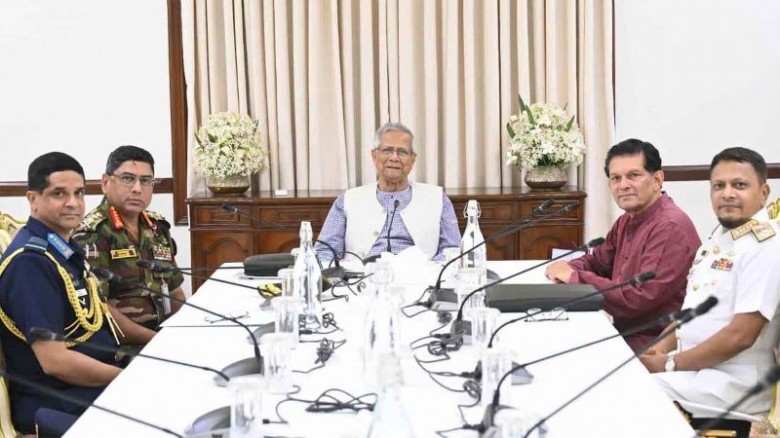 নির্বাচনের প্রস্তুতি নিতে তিন বাহিনী প্রধানকে নির্দেশনা প্রধান উপদেষ্টার