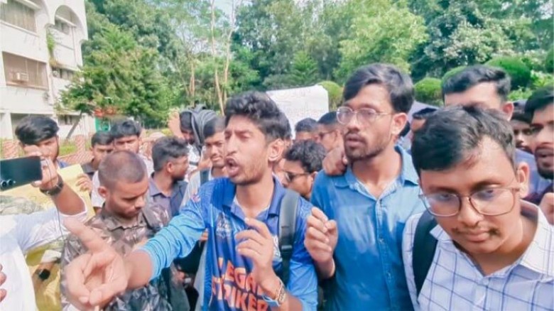 শিক্ষক-কর্মকর্তা বরখাস্ত, উত্তেজনা বাড়ছে ইবি ক্যা...