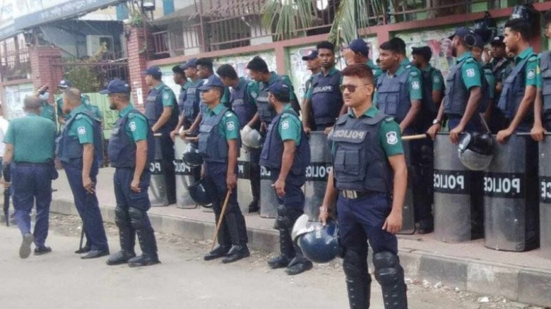 ‘লকডাউন’ ঘিরে সতর্কতা,  মাঠে অতিরিক্ত আইনশৃঙ্খলা ব...
