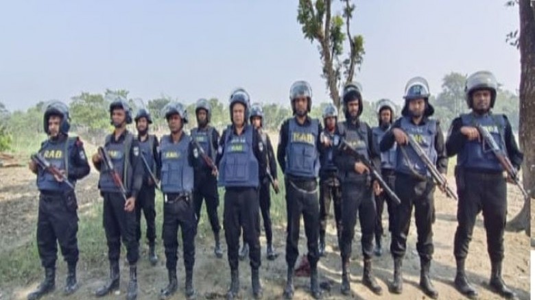 সন্ত্রাসীদের ধরতে রাজশাহী অঞ্চলে পদ্মার চরে সাঁড়াশি অভিযান,  গ্রেপ্তার ৬৭