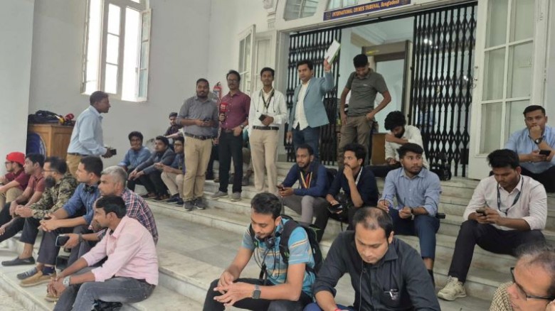 ট্রাইব্যুনালে অপেক্ষায় দেশি-বিদেশি গণমাধ্যমকর্মীরা...