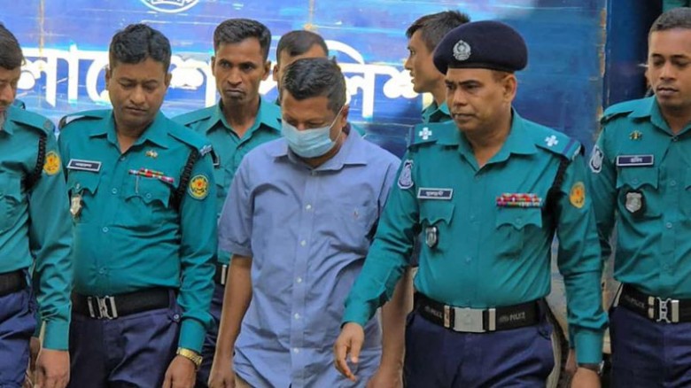 মাথা নিচু করে ট্রাইব্যুনালে ঢুকলেন আবদুল্লাহ আল-মা...