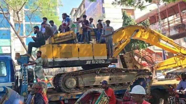 ‘ধানমন্ডি ৩২ গুঁড়িয়ে উন্মুক্ত খেলার মাঠ হবে’...