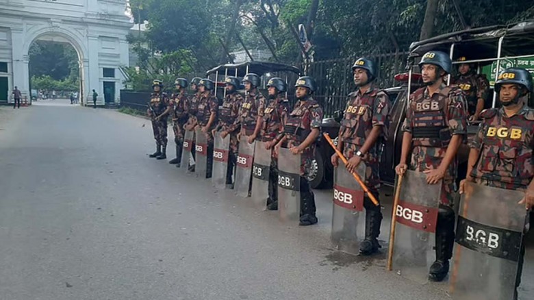 ট্রাইব্যুনালে আনা হচ্ছে সেনা কর্মকর্তাদের, কঠোর নি...