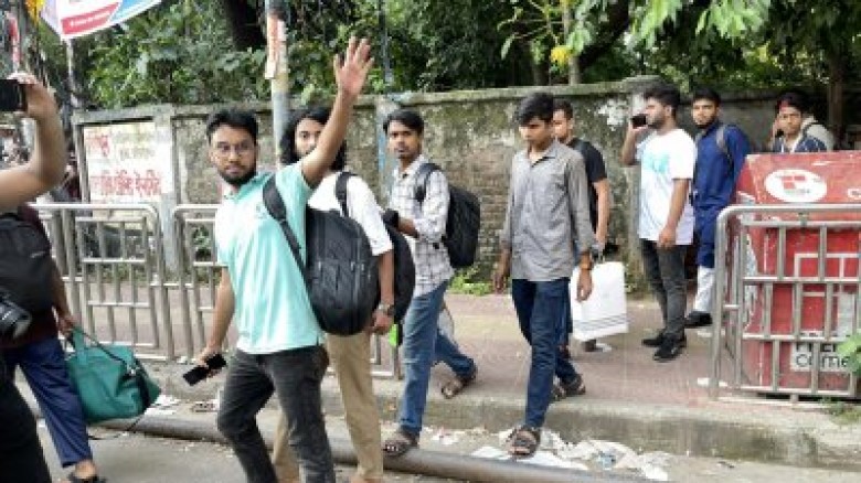 হল ছাড়তে শুরু করেছেন ঢাবি শিক্ষার্থীরা...