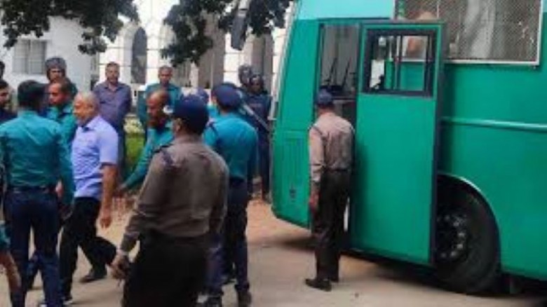 গুমের মামলায় ১০ সেনা কর্মকর্তাকে আনা হলো ট্রাইব্যু...