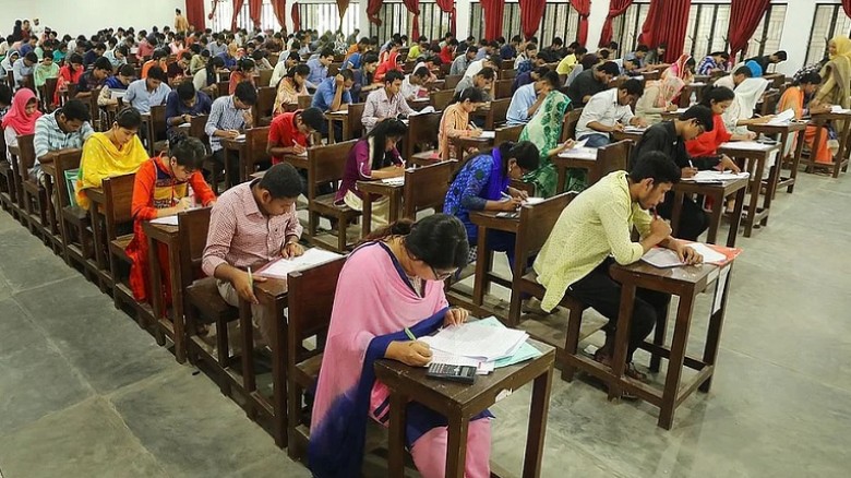 ঢাবির ব্যবসায় শিক্ষা ইউনিটের ভর্তি পরীক্ষা চলছে, আ...