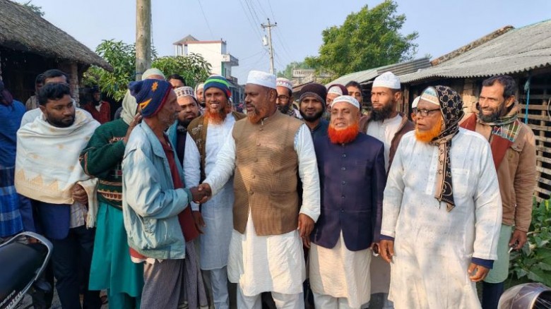 কয়রায় গণসংযোগ করেছেন আবুল কালাম আজাদ