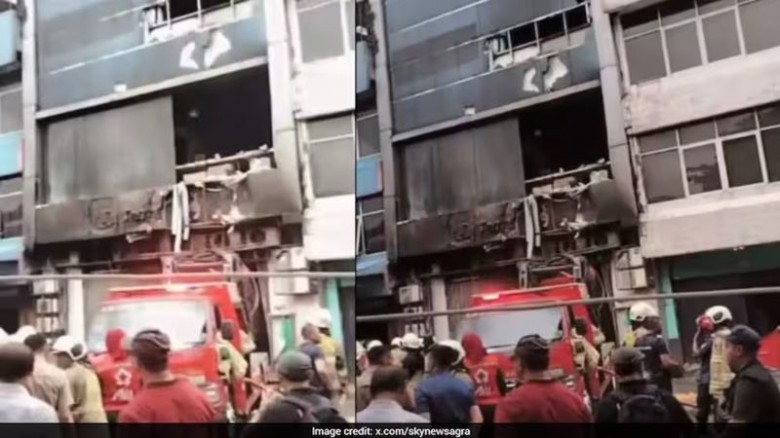 কেরানীগঞ্জে বহুতল ভবনে আগুন, নিয়ন্ত্রণে যুক্ত ১২ ই...