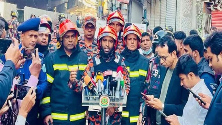 ধোঁয়ায় বাধাগ্রস্ত হচ্ছে কেরানীগঞ্জের আগুন নেভানোর ...