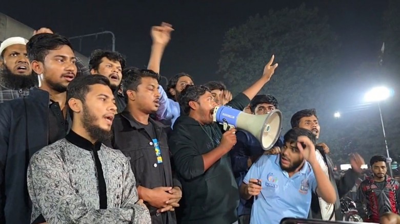 ওসমান হাদির খুনিদের বিচারের দাবিতে উত্তাল ঢাবি...