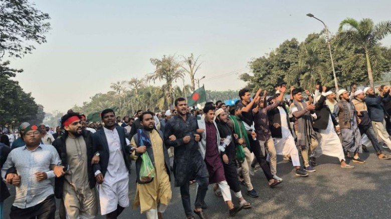 একের পর এক মিছিল মানিক মিয়া এভিনিউয়ে...