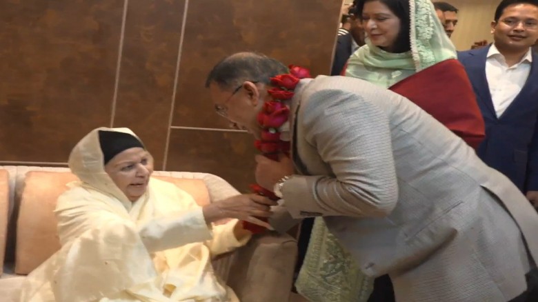 ফুল দিয়ে তারেক রহমানকে বরণ করলেন শাশুড়ি...