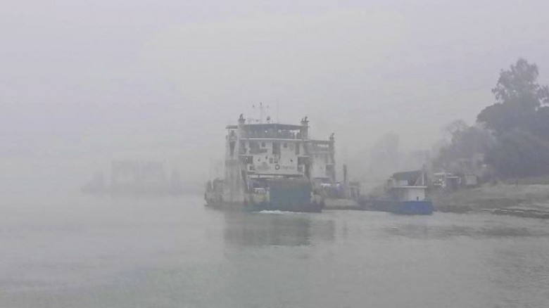 কুয়াশায় আরিচা-কাজিরহাট রুটে ফেরি চলাচল বন্ধ