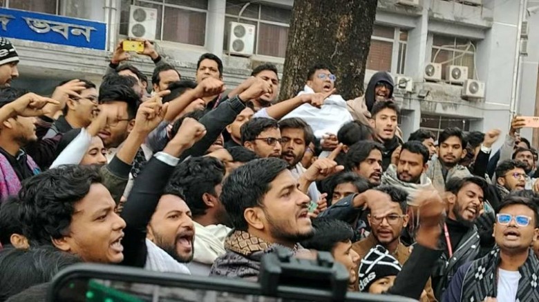 জকসু নির্বাচন স্থগিতের প্রতিবাদে শিক্ষার্থীদের বিক...