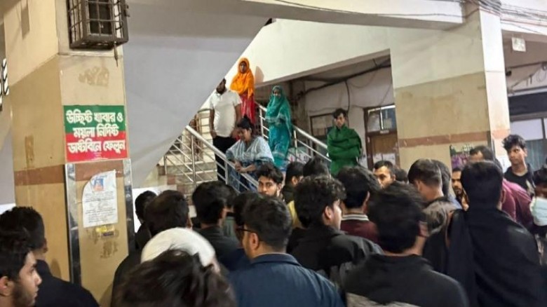 ঢামেকে রোগী মৃত্যুর ঘটনায় চিকিৎসককে মারধর, চিকিৎসা...