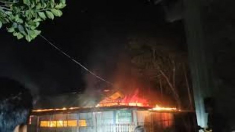 গভীর রাতে মসজিদে আগুন
