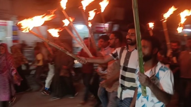 নওগাঁয় এনসিপি ও নাসির উদ্দিন পাটোয়ারীর বিরুদ্ধে মশাল মিছিল