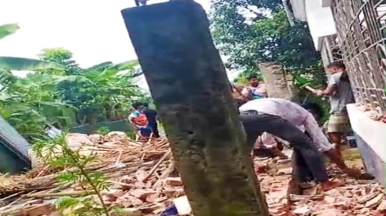 নওগাঁর আত্রাইয়ে সন্ত্রাসী কায়দায় জমি দখল ও বাড়িঘর ভাংচুর : আদালতে মামলা