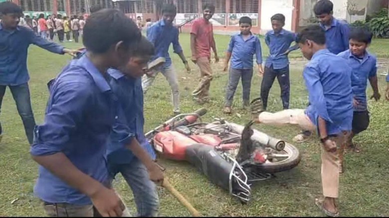 শিক্ষার্থীকে অভিযোগে প্রধান শিক্ষককে ঘিরে বিক্ষোভ: মোটর সাইকেলে আগুন